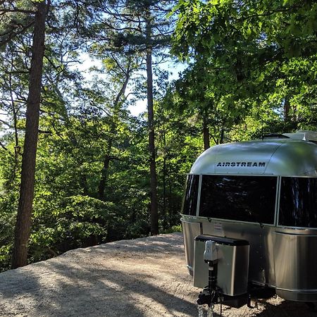 מלון יוריקה ספרינגס Airstream Caravel 2020 Loblolly Pines Adventure Camp מראה חיצוני תמונה