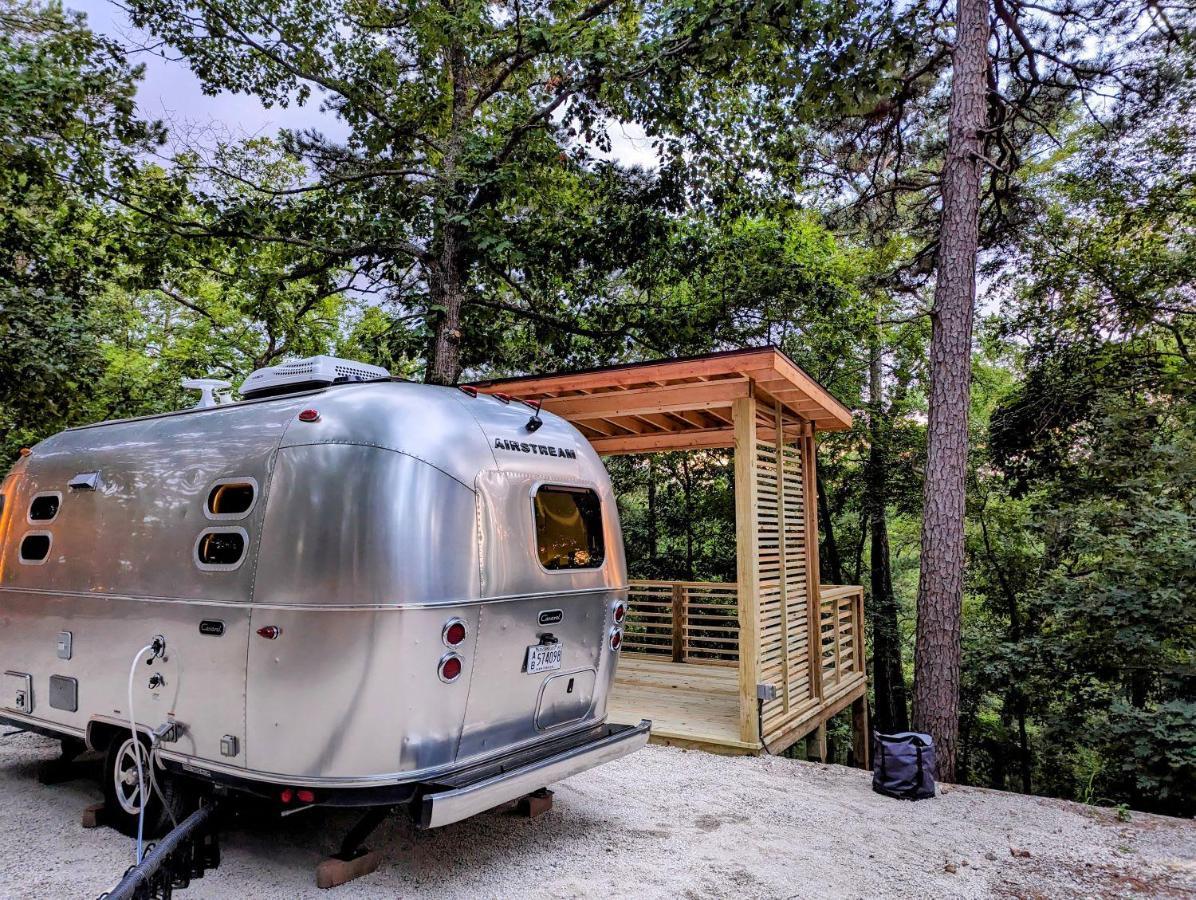 מלון יוריקה ספרינגס Airstream Caravel 2020 Loblolly Pines Adventure Camp מראה חיצוני תמונה